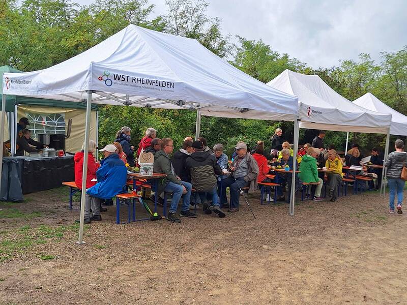 Kürbissuppenfest: Viele Besucherinnen und Besucher ließen sich einen Teller Kürbissuppe schmecken. 