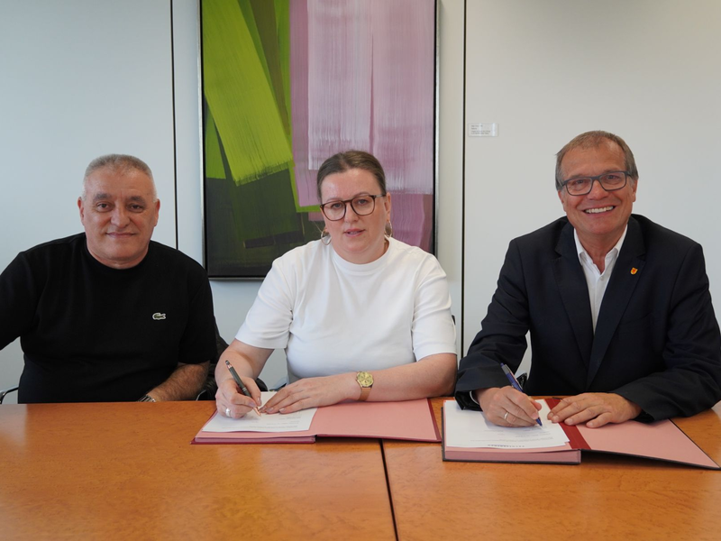 Nuri Ramadani und Elvedina Ramadani bei der Vertragsunterzeichnung mit Oberbürgermeister Klaus Eberhardt. Die erfahrenen Gastronomen sind die neuen Pächter der ehemaligen „Piazzetta“. Ende April eröffnet das Restaurant neu unter dem Namen „La Vita“.      