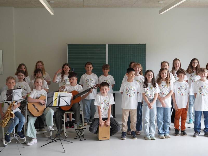 Einweihung Neubau Scheffelschule: Klasse 4a mit einem Einweihungssong.