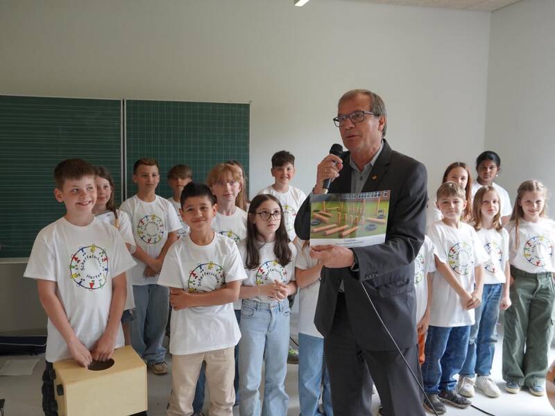 OB Klaus Eberhardt übergibt Einweihungsgeschenk.