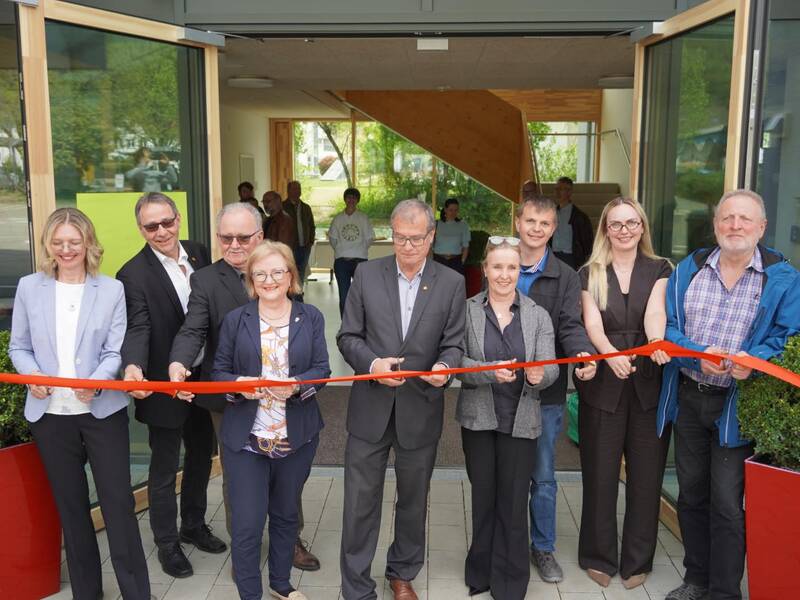 Einweihung Neubau Scheffelschule:(von links nach rechts) Marion Schrank (Rektorin), Werner Wohner (Gebäudemanagement), Hanspeter Schuler (Hauptamt), Sabine Hartmann-Müller (MdL), OB Klaus Eberhardt, Jeannette Knöpfel (Architektin), Stefan Matt (Gebäudemanagment), Vanessa Hünerli (Hauptamt), Orstvorsteher Matthias Reiske. 