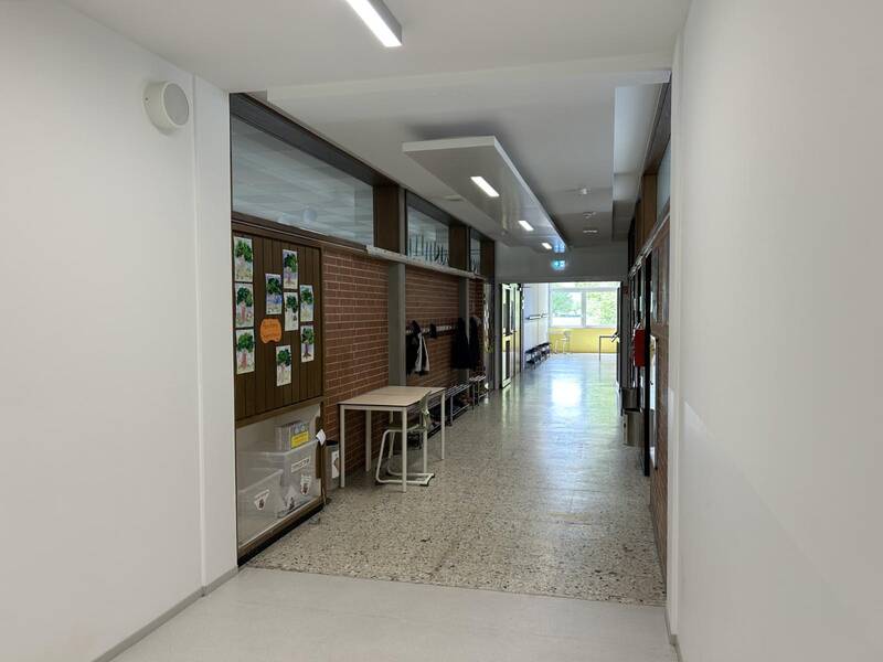 Einweihung Neubau Scheffelschule: Übergang von Alt- zu Neubau im Innenbereich.