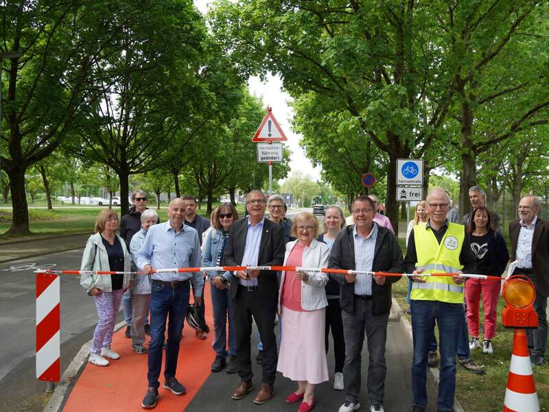 Einweihung der ersten Fahrradstraße - Eichbergstraße. Alle Akteure schneiden ein Band durch. 