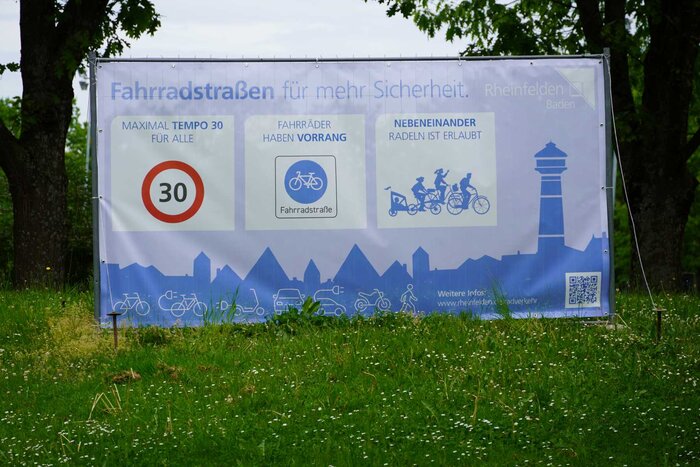 Fahrradstraße: Ein Banner weist auf die wichtigsten Regeln hin.