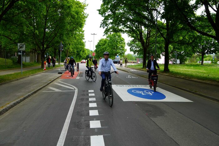 Eröffnung der ersten Fahrradstraße. Die Akteure mit Fahrrad.