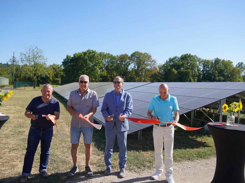 Einweihung der Freiflächen-Photovoltaikanlage auf der Kläranlage Herten. Projektleiter Timo Gösl, Betriebsleiter Jürgen Nass, OB Klaus Eberhardt und Tobias Obert, Leiter Straßen und Tiefbau durchschneiden symbolisch das Band. 
