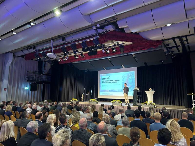 Wirtschaftsgespräche: Referent Dr. Thomas Scheuerle steht auf der Bühne. 