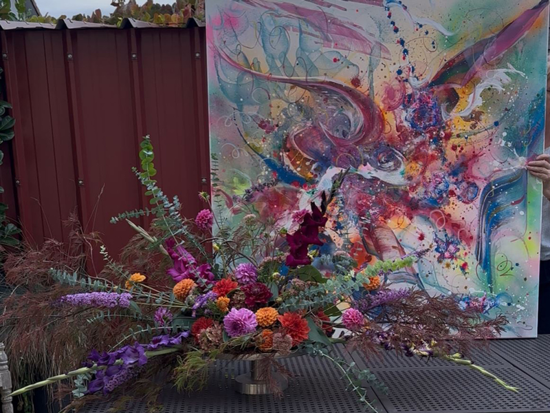 Gemälde und Blumenstraus aus der Ausstellung Flower meets Power