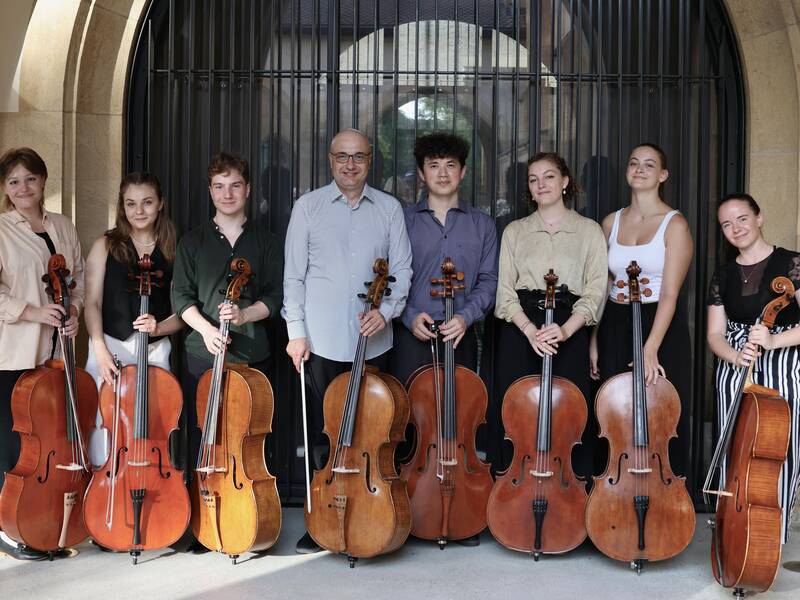 Ein Bild des Art Cello Ensembles, alle halten ihren Cello vor sich.