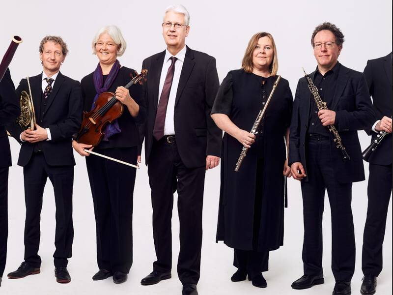 Das Foto zeigt 5 Mitglieder des Cyprian Ensemble.