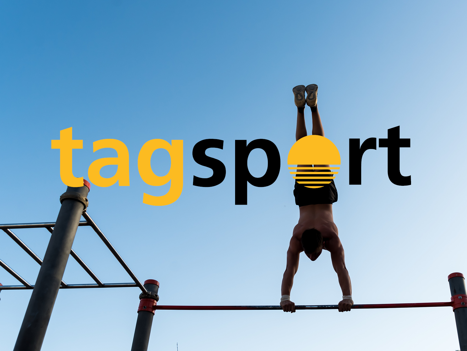 Ein Mann macht an einer Klimmzugstange einen Handstand, während im Hintergrund der Himmel zu sehen ist und der Schriftzug "tagsport" überlagert ist.