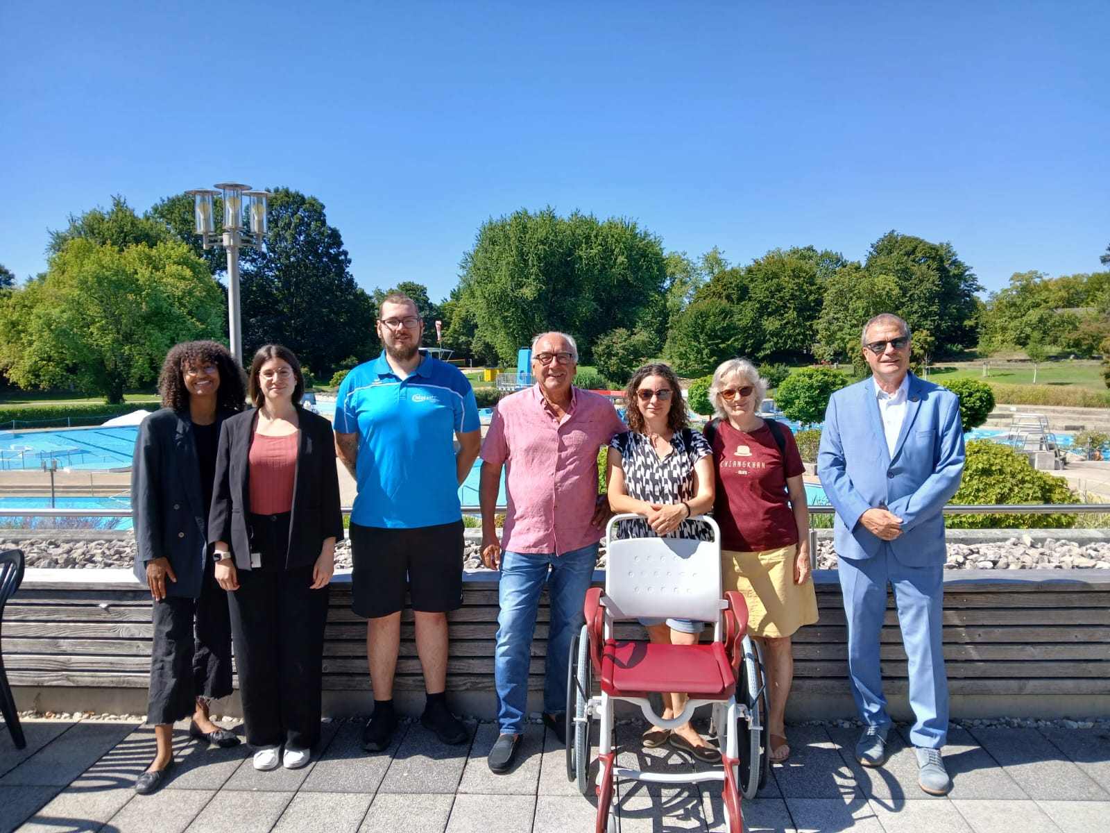 Die Stadt bedankte sich bei allen Sponsoren für ihre Unterstützung und die gute Zusammenarbeit. (Von links nach rechts): Michelle Werner (Vogt Plastic), Tiziana Iannone (Sparkasse Lörrach-Rheinfelden), Bäderbetriebsleiter Tobias Wiener, Klaus Schäuble (Vorstand Bürgerstiftung), Anja Heyting (Bürgerstiftung-Stiftungsrat), Gaby Dolabdjian (Vorstand Bürgerstiftung) und Oberbürgermeister Klaus Eberhardt. 