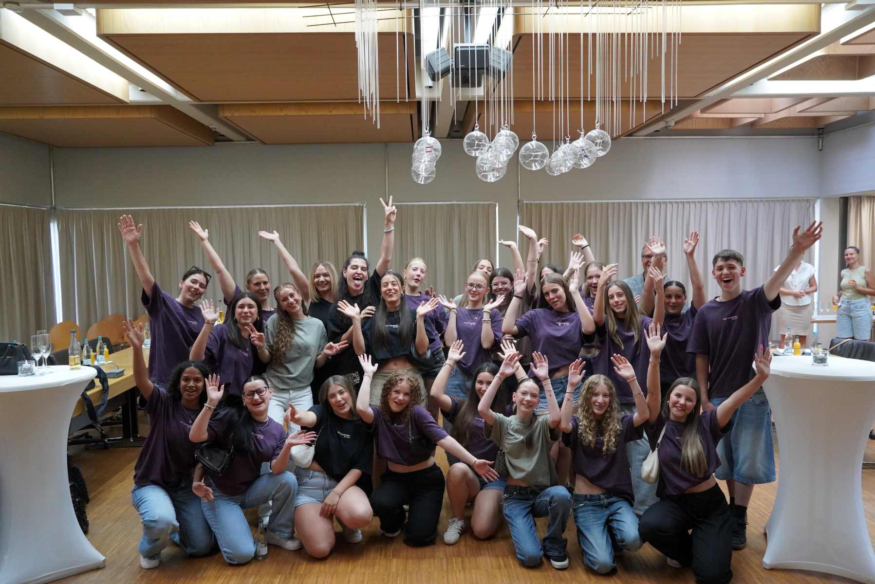 Ehrung der Tanzgruppen The Company und The Collective der Dance Academy. Gruppenfoto mit Stadtoberhaupt.